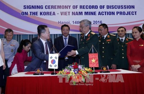 Vietnam and South Korea cooperate to recover from post-war bombs, mines - ảnh 1